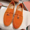 Hoogwaardige vrouwen suède leer buiten wandelen platte loafers rond teen catwalk merk ontwerper dames slip op hete verkoop echt lederen zachte wandelschoenen vrouw