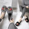 Chaussures décontractées Real Rex Hair Women Fourn Slippers Broider Flower Mandis à talons plats Plateforme Espadrilles Plus taille en peluche