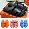 Designer Sliders Chypre Designer Chaussures masculines Sandales en cuir plat Pantoufle Brown Orange Fashion Slippers Designer Sandals Fomes Fashion High Quality Sh09