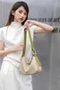 Bolsa de cuero de vaca suave de cuero con diseño de nicho para la primavera/verano 2024 Textura de alta gama Mujeres de los hombros individuales de moda y versátiles