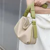 Bolsa de cuero de vaca suave de cuero con diseño de nicho para la primavera/verano 2024 Textura de alta gama Mujeres de los hombros individuales de moda y versátiles