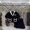 디자이너 MM Family 24SS New Suit Coat+접힌 반 치마 세트 칼라 대비 패널 편지 가슴 핀 장식