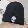 Boinas unisex invierno fresco fresco dibujos animados estampados de tejido de viento tibio hombres calientes mujeres punk hip hop moda sombrero negro crilules