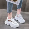 Casual skor fujin 7cm äkta läder kvinnor sommar sneakers ihålig andningsmode plattform kil vit