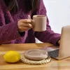 Muggar 300 ml keramisk kaffemugg söt tumkopp med fat för kontor och hem kreativt bekvämt handtag latte te mjölk
