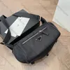 Yüksek kaliteli tasarımcı çanta erkek ve kadın messenger çanta lüks crossbody çanta tu emaye metal üçgen logo rejenerasyonu naylon deri omuz çantası zinciri çantası