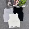 Kvinntankar Camis Designer 2024 Summer Small Fragrance Metal Label Letter Jacquard Wrapped Midje Hem Elastic Sticked Tank Top för ytterkläder och underkläder 0DEC