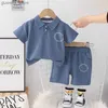 Kleidungsstücke neue Sommer-Baby-Kleidung Anzug Kinder Jungen Brief T-Shirt Shorts 2pcs/Set Kids Clothing Kleinkind Casual Kostüm Infant Tracksuits Y240415