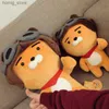 دمى Plush Kawaii Pilot Lion Toy Kakao Doll Doll Korean Doll Ryan تحولت إلى Plush Little Lion Doll Pillow Orment Ornament Y240415