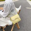 Axelväskor 2024 sommarkvinnor pendlar handväska mode messenger mini mjuk pu läder kvinnlig crossbody flip väska gul vit lila