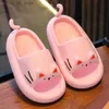 Slipper i åldern 4-10 Summer Söta tecknad kattbarn tofflor icke-halkfria mjuka glider sandaler för pojkar flicka hem flip flops barn skor T240415
