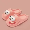 2024 Ny ankomstdesigner Kvinnor Sandaler Fashion Cartoon Design Outdoor Beach Inomhus somrar Skivor Slides Non-Slip Rubber Loafers Shoes