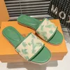 2024 Nouvelles pantoufles Designer Femmes Sandale Top Quality Luxury Fashion Fashion Slippers Broidered V Letter Summer Flat Bottom Slippers Ligne Sandal Taille 36-42