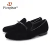 Случайные туфли Piergitar 2024 Menmade Men Loafers с дизайном галстука плюс размер мужские квартиры модный выпускной и банкет -тапочки для курящих