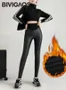 Leggings femininas Bivigaos caem calças de couro esticadas de tubarão de tubarão alta cintura pU lã de lã sexy de inverno quente