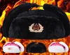 Berets Radziecka odznaka Zima ciepłe czapki CCCP Bomber Cap Men Kobiety Rosjan Gorras Chapka grube Earmuffs Ski Bonnet Ushanka Casquette H9930981