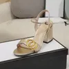 Toppkvinnor High Heeled Classic Retro Sandals Designer Sandal äkta läderbronsspänne Nytt för sommarkvinnor klackar mocka tjock häl lady lyxsko gratis frakt