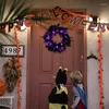 Fleurs décoratives Halloween Black Feather Couronne avec lumières Decor de porte d'entrée décoration de paroi corbeau décoration Horreur accessoires