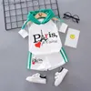 Giyim setleri yeni yaz bebek kızlar kıyafetleri çocuklar erkek çocuk spor mektubu kapüşonlu t-shirt şort 2pcs/setler yürümeye başlayan çocuk gündelik kostüm çocuk izleme y240415y240417m7pt