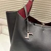 Designer novo bolsa de couro de alta qualidade Bolsas de bolsas Lady T-Letter Grega de trabalho Mens de praia Handle Handle Casual