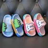 SLIPPER SOMMERE OP 2-12 KINDEREN SLIPPERS KINDEREN CARTOON STAND Sandaal jongens meisjes slippers zachte zool niet-slip badkamer binnen huisschoenen T240415