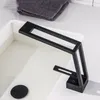Robinets d'évier de salle de bain et robinets d'eau froide bassin de personnalité creuse forme en cuivre trou unique