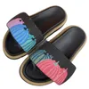 2024 Sliders Mens Designer Pool Pillow Vintage Cute Embansed Prints Platform Slippers Outdor Travel Padded Front Rem Designer Sandaler Special SH010 C4