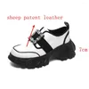 Chaussures décontractées 2024 mouton brevet cuir rond orteil à fond épais plate-forme en bas de la plate-forme de la mode brillante