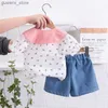 Set di abbigliamento Summer carino dolce bambina set di vestiti floreali set di camicie da colletto per bambini in moda+ pantaloncini di denim 2 pezzi abiti da ragazza outfit y240415