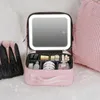 Boîtes de rangement Fashion Sacs de cosmétiques simples grande capacité avec boîte à miroir les organisateurs de maquillage de lumière LED Charge USB pour le travail de voyage