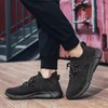 Scarpe casual nere in corsa per uomini ultralight traspirato e traspiranti sneaker non slittanti in maglia mesh piatti estivi all'aperto 2024
