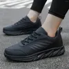 Sapatos casuais homens esportes de cor sólida com a moda combinando redondo de ponta de dedo up de fundo liso tênis confortável tênis masculino