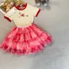 Populära babybanor Summer Girls Dress Suit Kids Designer Kläder STORLEK 90-160 CM LOGO TRINKT T-shirt och röd spetskakan kjol 24April