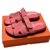 Lyxdesigner sandaler för manlig kvinnlig chypre rose röd rosa soliga strand sandale tofflor platt botten brev läder slidare skor heta säljer sh09 c4