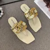 Slippers Flat Femmes 2024 Summer Colore Crystal Metallic Design Chaussures pour sandales Sexy Sexy Beach Tong Talf-Flops diapositives
