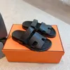 Terlik Chypre Sandal Tasarımcı Sliders Flip Flops Düz Sandalet Plaj İzleyicileri Konfor Buzağı Deri Doğal Süet Keçi Hakkında Kahverengi ve Siyah Kadınlar ve Erkekler