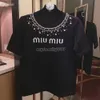 Designermui Mui Shirt 2024アーリースプラーMIU新しいラインストーンレターロゴデコレーションピュアコットンクルークルーネックTシャツ女性8394 MUI MUIトップ53