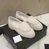 2024 NOUVELLE BRANGE FEMMES Classic Fashion Designer en cuir en cuir Vérifiez les chaussures de robe surélevé