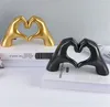 Figurine decorative Sweet Love Gesture Statue Resin Heart Segno Mani Scultura per la Codica Art Dare Ornamento Decorazione per matrimoni Regalo di San Valentino