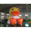 8mh (26 piedi) con soffiante simpatico gigantesco gonfiabile giallo anatra di gomma personalizzata Ducks Girl Ballon Decoration che galleggia sull'acqua per la pubblicità