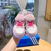 أحذية ركض الأطفال اسم العلامة التجارية أحذية رياضية للأولاد فتيات الأطفال أحذية غير رسمية في الهواء الطلق الأطفال المشي أحذية شبك
