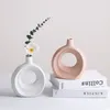 Vasen nordische Keramik Vase kreisförmige hohle Donuts Blumentopf Haus Wohnzimmer Dekoration Zubehör Büro gefrorener Desktop -Dekor Geschenk