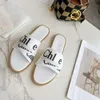 Designer Luxury Summer Sandals Fashion Märke tofflor Kvinnor Skor Platt Botten Tjock Bottom tofflor Väsentliga sandaler för sommarstrand Turism och semester