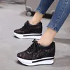 Fitnessskor kvinnor sneakers spetsar avslappnade plattformstränare vita 9,5 cm klackar sommarkilar andas andas höjd ökar