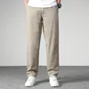 Calça de calça masculina Fechamento de zíper reto Casual Casual com vários bolsos de calça de cor sólida na cintura para o outono do verão