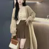 韓国の秋/冬の新しいゆるいスタイルの長いニットカーディガン女性のための汎用性の高いセーターコートを着て