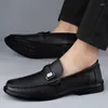 Sapatos casuais 2024 Men's Slip On Leather Spring e Autumn Solid Sallens Saltos Diários Negócios de Trabalho Diário