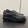 Diseñador mocasines zapatos monolíticos mocasines hombres zapatos casuales patente oxford de zapatillas gruesas de lujo