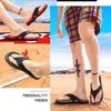 Flipers sandálias de grandes dimensões personalizadas para a moda de sândalo, de fundo plano, vestindo chinelos do lado de fora