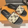 2024 Nouvelles pantoufles Designer Femmes Sandale Top Quality Luxury Fashion Fashion Slippers Broidered V Letter Summer Flat Bottom Slippers Ligne Sandal Taille 36-42